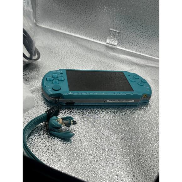 Psp 3000 project diva 2nd w/accessories & new battery pack - Picture 3 of 9